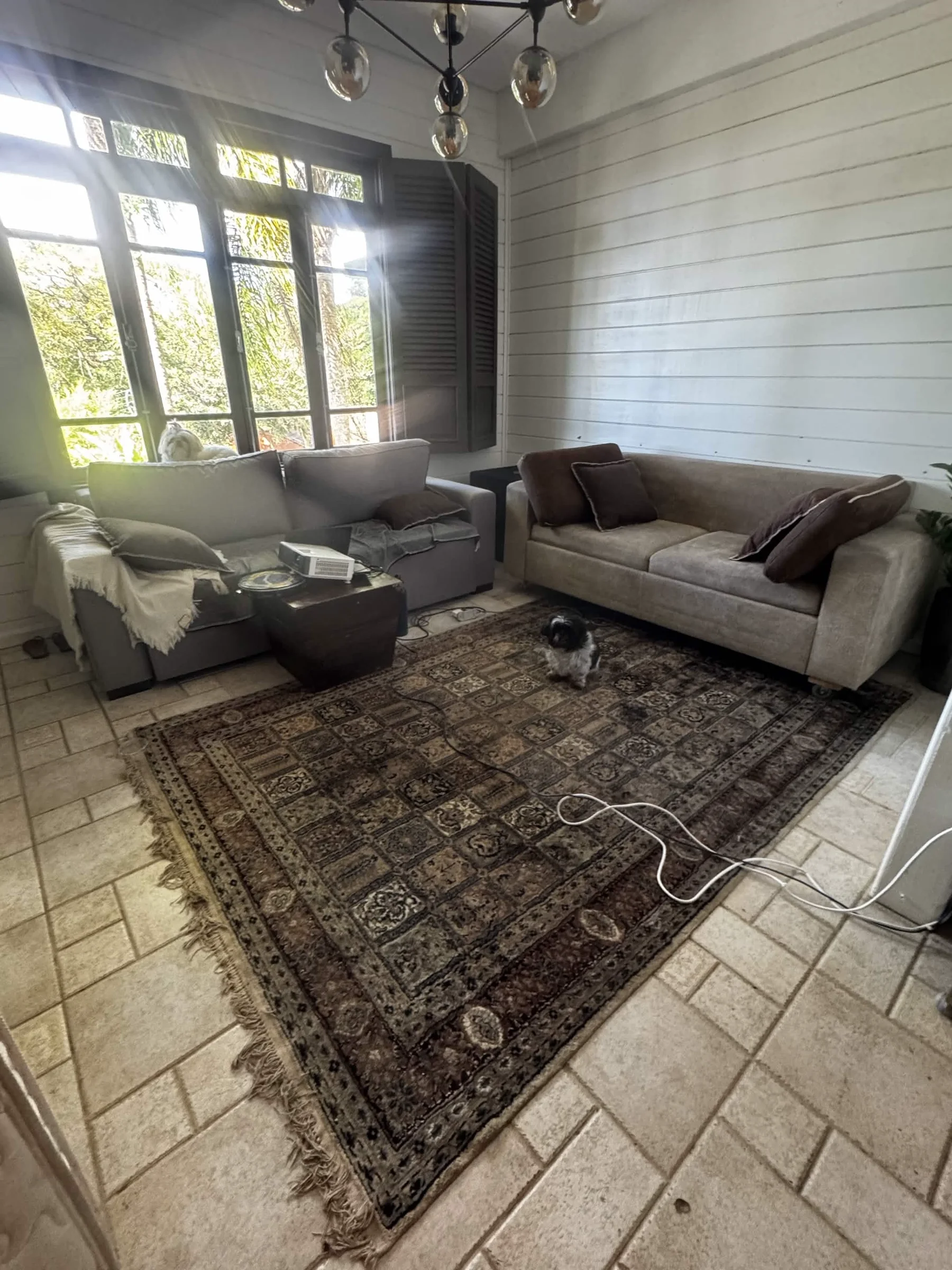 Sala da Casa Canto da Lagoa antes da transformação.