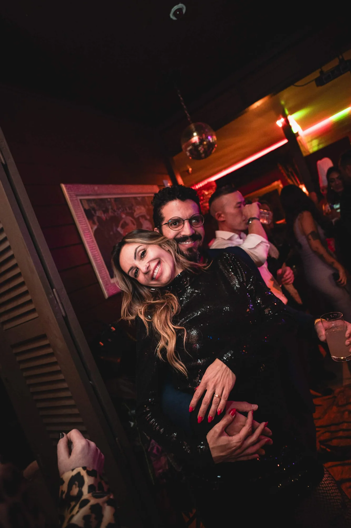 Convidados celebrando uma noite no Cabaret Le Luxe