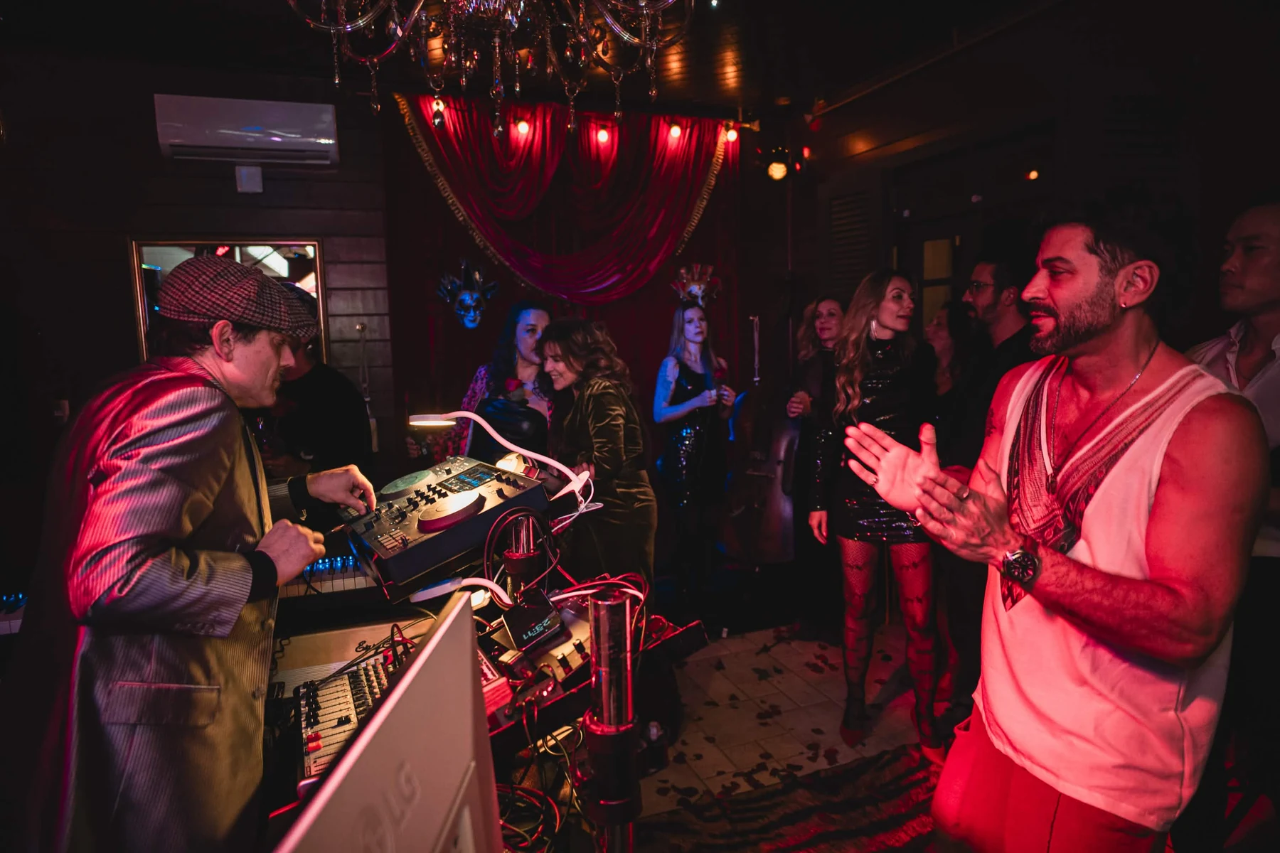 Pista e convidados durante uma experiência no Cabaret Le Luxe