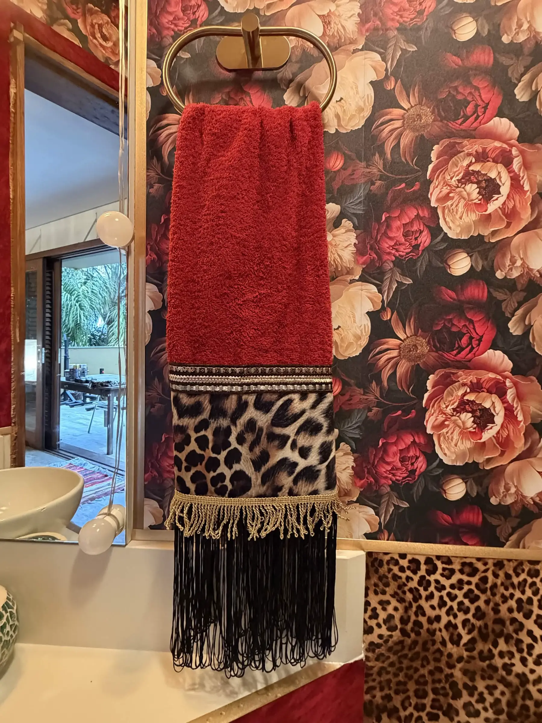 Detalhe autoral com textura, floral escuro e acabamento decorativo.